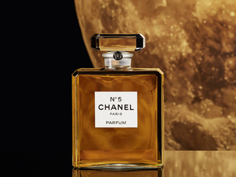 Chanel No5 cuốn hút trong từng tầng hương thơm
